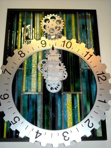 Horloge sur commande modèle exposé à l'atelier, 75 cm * 52 cm.